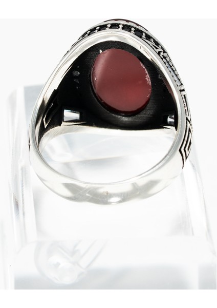 Geometrik Desenli Kırmızı Akik Taşlı 925 Ayar Gümüş Erkek Yüzük – Asalet ve Gücün Sembolü