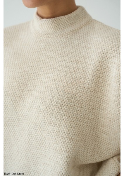 Kadın Yarım Boğaz Kısa Kol Sezonluk Oversize Kazak (Kemersiz) modelleri