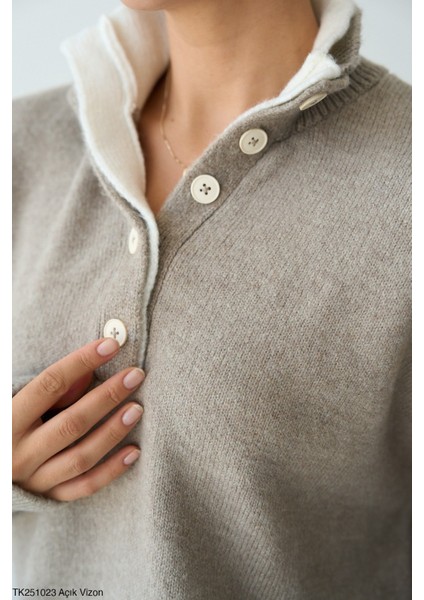 Kadın Yarım Düğmeli Çift Renk Yaka Basıc Kazak