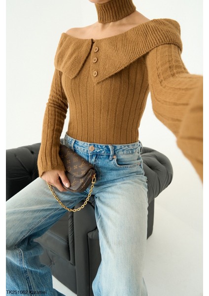 Kadin Boğaz Detayli Omuz Dekolteli̇ Tri̇ko Kazak