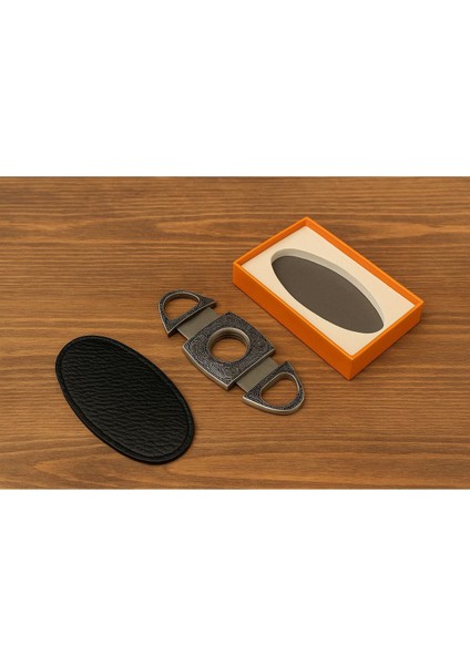 Lüks Oyma Desenli Çelik Puro Kesici – Çift Bıçaklı, Hediye Kutulu