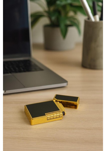 Lüks Taşlı Metal Çakmak – Altın Detaylı, Şık ve Koleksiyonluk Tasarım