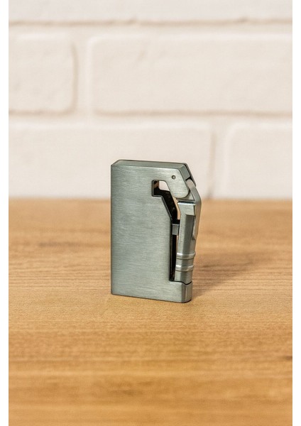 Prestige Metal Yan Basmalı Pürmüz Çakmak – Şık ve Dayanıklı Tasarım