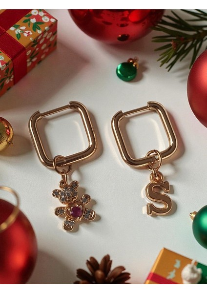 Zirkon Taşlı Ayıcık ve Harf Charm'lı Kare Çelik Küpe