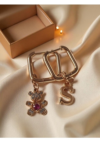 Zirkon Taşlı Ayıcık ve Harf Charm'lı Kare Çelik Küpe fiyatları