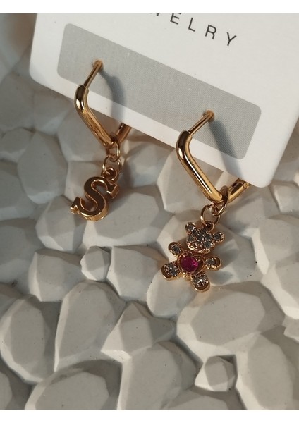 Zirkon Taşlı Ayıcık ve Harf Charm'lı Kare Çelik Küpe modelleri