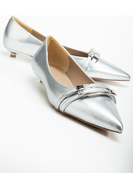Kadın Kısa Topuklu Ayakkabı Gümüş Rugan Minik Ökçeli Bantlı
