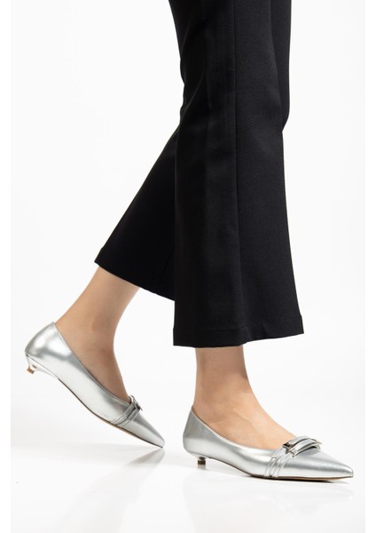 Kadın Kısa Topuklu Ayakkabı Gümüş Rugan Minik Ökçeli Bantlı fiyatları