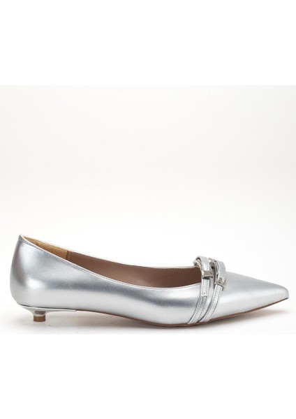Kadın Kısa Topuklu Ayakkabı Gümüş Rugan Minik Ökçeli Bantlı modelleri