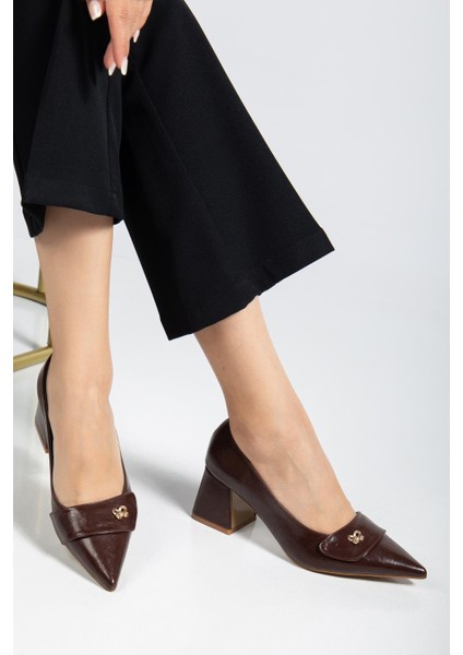 Kahverengi Büyük Beden Kadın Topuklu Ayakkabı Rugan Kalın Topuklu Sivri Burun fiyatları