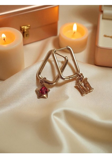 Kırmızı Çelik Yıldız ve Harf Charm'lı Dikdörtgen Çelk Küpe fiyatları