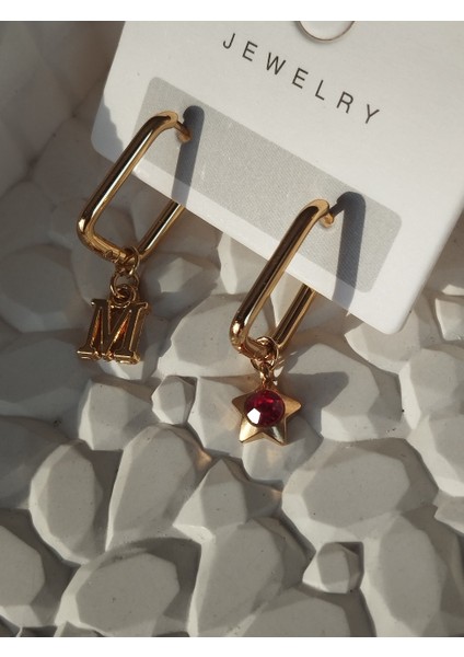 Kırmızı Çelik Yıldız ve Harf Charm'lı Dikdörtgen Çelk Küpe modelleri