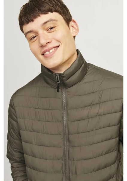 Essentials Jjestate Kapitoneli Regular Fit Dik Yaka Mont Erkek Mont 12256985 indirimleri