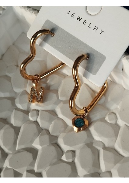 Harf ve Mavi Zirkon Kalp Charmlı Çelik Kalp Küpe modelleri