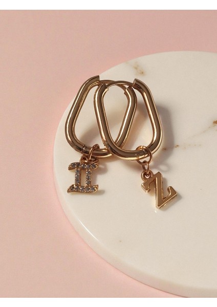 Zirkon Ikizler Burcu ve Harf Charm'lı Oval Çelik Küpe fiyatları