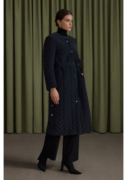 Yanları Çıtçıt ve Yırtmaç Detaylı Kapitone Mont fırsatları