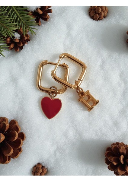 Kırmızı Kalp ve Harf Chramlı Kare Çelik Küpe