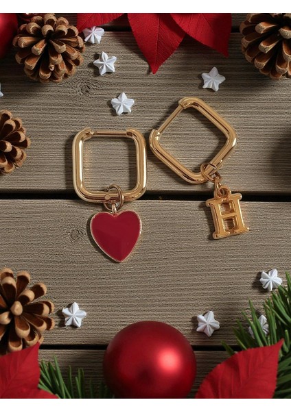 Kırmızı Kalp ve Harf Chramlı Kare Çelik Küpe fiyatları