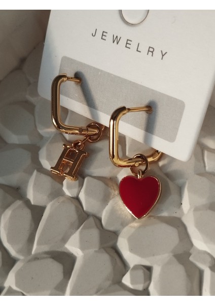 Kırmızı Kalp ve Harf Chramlı Kare Çelik Küpe modelleri