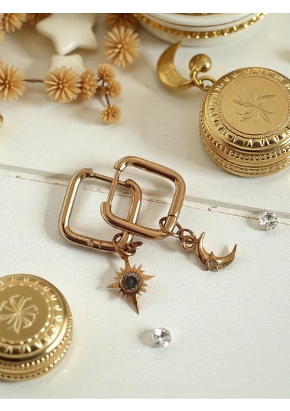 Zirkon Taşlı Kutup Yıldızı ve Ay Charmlı Kare Çelik Küpe fiyatları