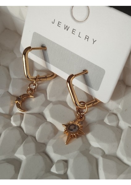 Zirkon Taşlı Kutup Yıldızı ve Ay Charmlı Kare Çelik Küpe fırsatları