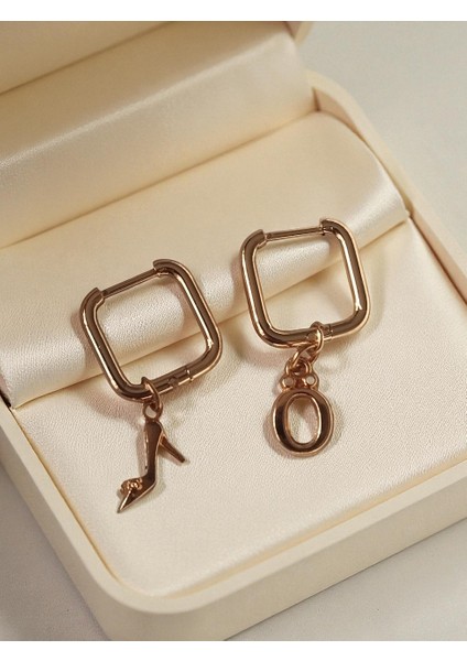 Kadın Ayakkabısı ve Harf Charm'lı Kare Çelik Küpe