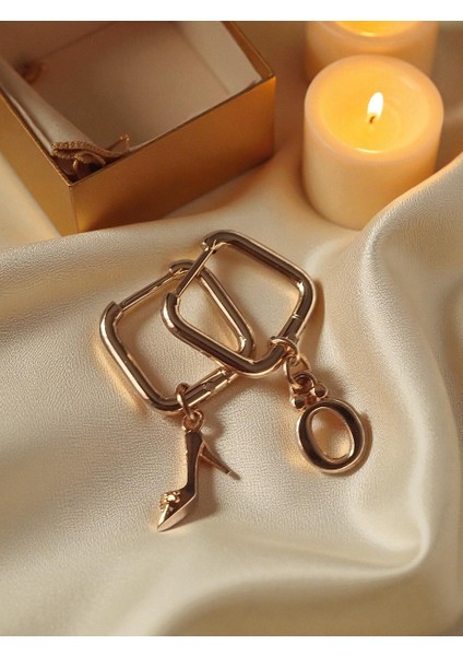 Kadın Ayakkabısı ve Harf Charm'lı Kare Çelik Küpe fiyatları