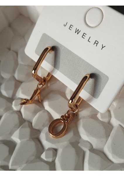 Kadın Ayakkabısı ve Harf Charm'lı Kare Çelik Küpe modelleri