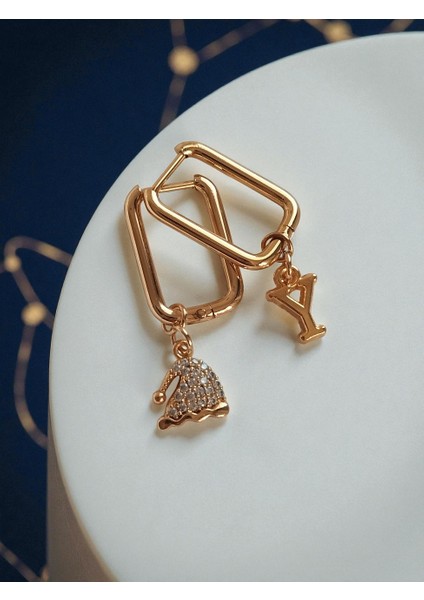 Yılbaşı Konseptli Harf Chram'lı Çelik Dikdörtgen Küpe fiyatları