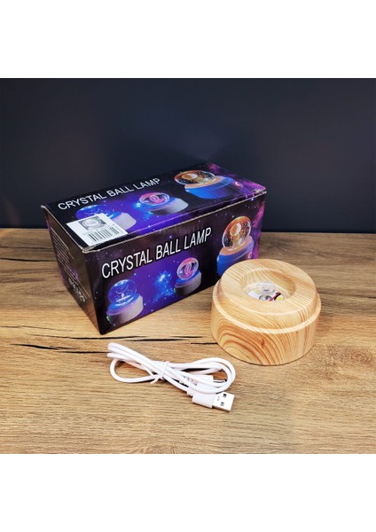 3D Kristal Cam Küre Gece Lambası, 8 cm Çap, LED Işıklı, USB ile Çalışır, Ahşap Stand, Otomatik Dönen, Büyük Boy fiyatları