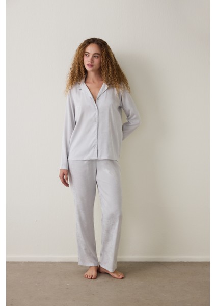 Açık Gri Roses Saten Uzun Kollu Gömlek Yaka Pijama Takımı