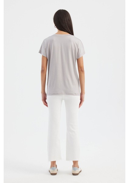 Kadın Yuvarlak Yaka Rahat T-shirt Tozlu Beyaz