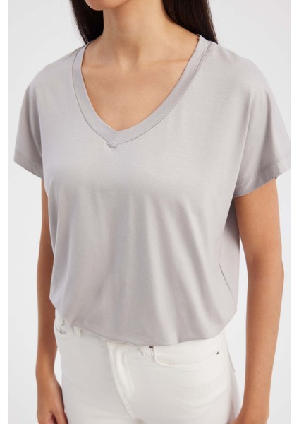 Kadın Yuvarlak Yaka Rahat T-shirt Tozlu Beyaz