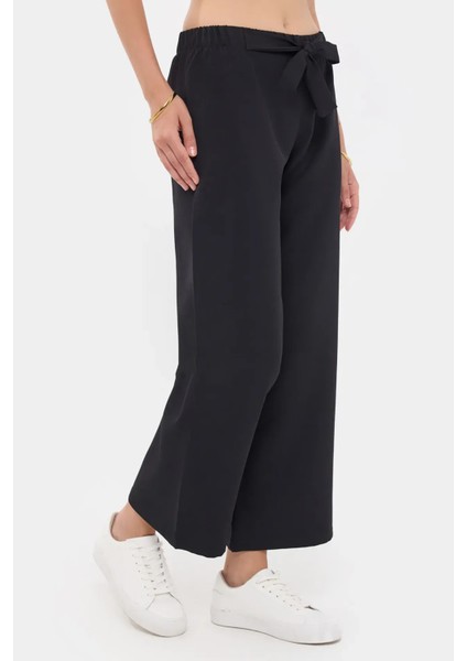 Kadın Yayak Ayak Çizgili Pantolon, İpe Bağlama Detayı ile Siyah