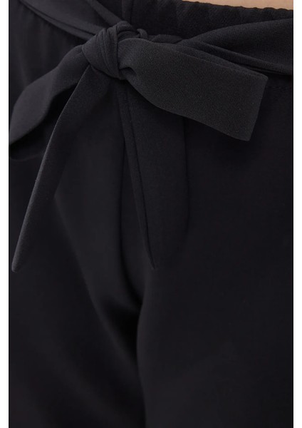 Kadın Yayak Ayak Çizgili Pantolon, İpe Bağlama Detayı ile Siyah