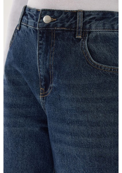 Kadın Orta Bel Yarık Detaylı Düz Bacak Kot Pantolon Koyu Mavi Denim