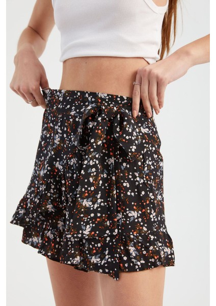 Kadın Kemer Detaylı Çiçek Desenli Yüksek Bel Şort Siyah