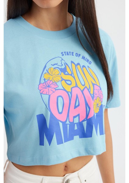 Kadın Grafik Desenli Kırpılmış Tişört Mavi