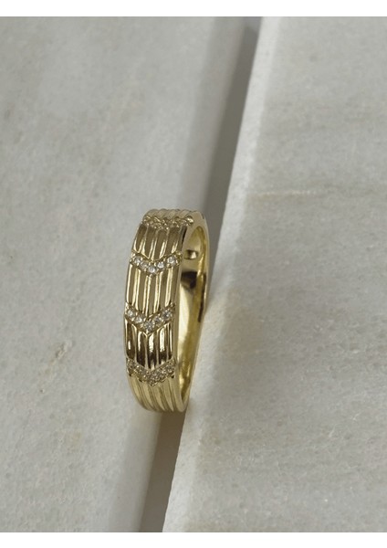 Ok Şekilli ve Taşlı Gold Yüzük modelleri