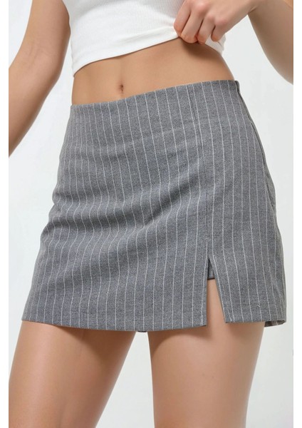 Kadın Yırtmaç Detaylı Çizgili Mini Şort Etek Gri