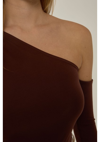 Kadın Drape Detaylı Asimetrik Yaka Esnek Body Kestane Kahvesi