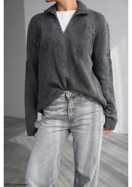 Dik Yaka Yarım Fermuarlı Süzene Işlemeli Triko Kazak