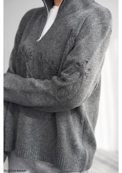 Dik Yaka Yarım Fermuarlı Süzene Işlemeli Triko Kazak modelleri