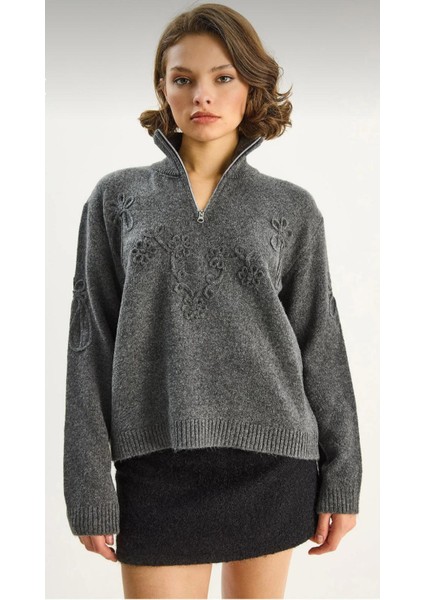 Dik Yaka Yarım Fermuarlı Süzene Işlemeli Triko Kazak fırsatları