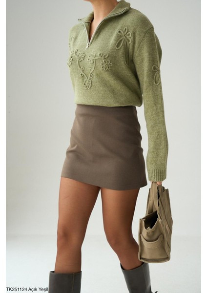 Dik Yaka Yarım Fermuarlı Süzene Işlemeli Triko Kazak