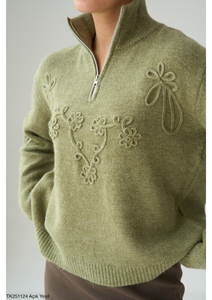 Dik Yaka Yarım Fermuarlı Süzene Işlemeli Triko Kazak modelleri