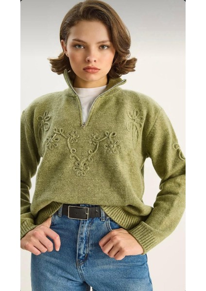 Dik Yaka Yarım Fermuarlı Süzene Işlemeli Triko Kazak fırsatları