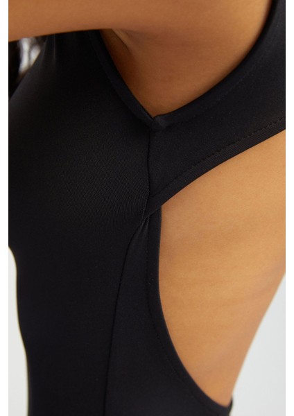 Kadın Arka Kesik Detaylı Bisiklet Yaka Kısa Kollu Mini Beden Oturan Elbise Siyah