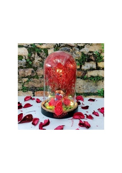 Fanus Teraryum Sevgiliye Hediye Elinde Kalp Tutan Sevgili Temalı Kuru Çiçekli Işıklı