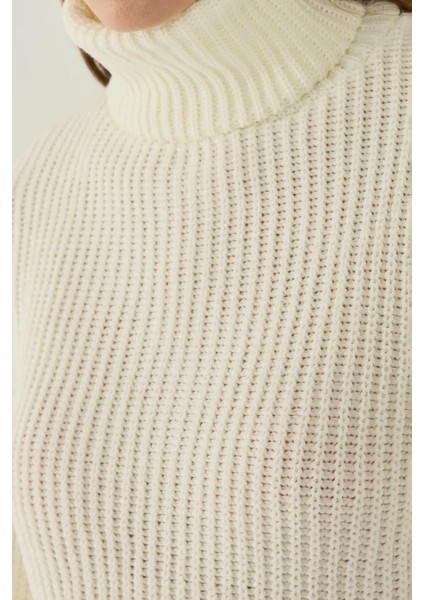 Kadın Büyük Beden Yüksek Yakalı Kazak Tozlu Beyaz